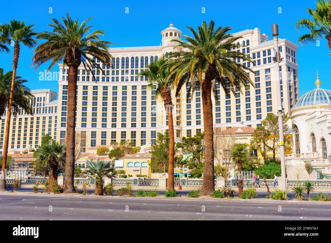 Las Vegas, Nevada - 13. April 2024: Atemberaubender Blick auf das Bellagio Resort mit Palmen, luxuriöse Architektur und strahlend blauer Himmel in Las Vegas. Stockfoto