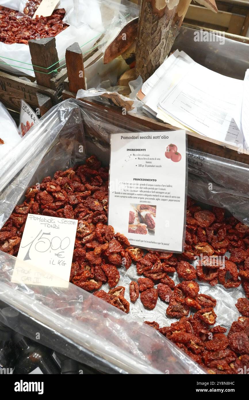 Mercato Centrale an der Via dell’ Ariento, Florenz, Italien. Lebensmittelhändler, Shopper, essen einige der frischesten Speisen in Florenz. Stockfoto
