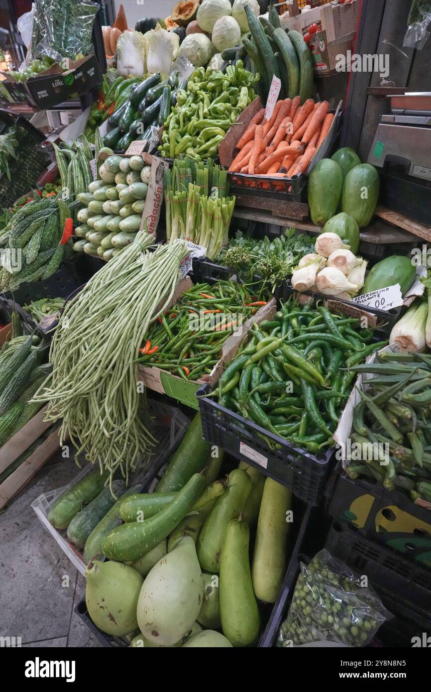 Mercato Centrale an der Via dell’ Ariento, Florenz, Italien. Lebensmittelhändler, Shopper, essen einige der frischesten Speisen in Florenz. Stockfoto