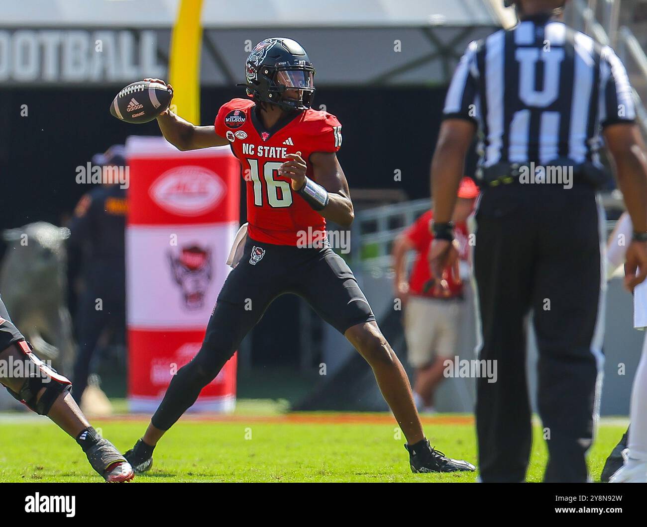 5. Oktober 2024: P. CJ Bailey (16) von NC State endet am Wurf. NCAA-Fußballspiel zwischen der Wake Forest University und der NC State University im Carter Finley Stadium, Raleigh, North Carolina. David Beach/CSM Stockfoto