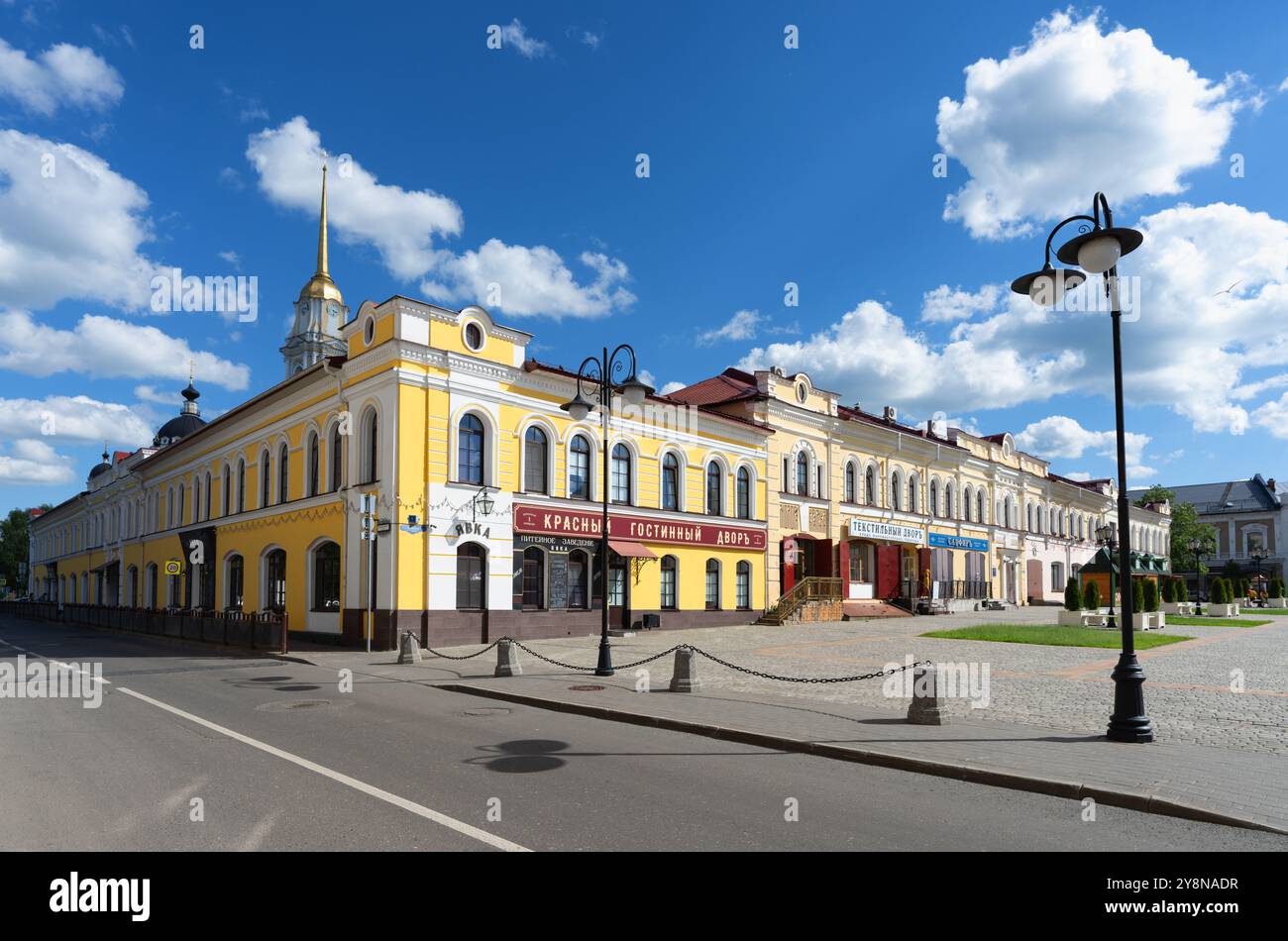 Rybinsk, Russland, 19. Juni 2022, der zentrale Teil der antiken Stadt Rybinsk mit Einkaufszentren und Geschäften namens Roter Platz. Stockfoto