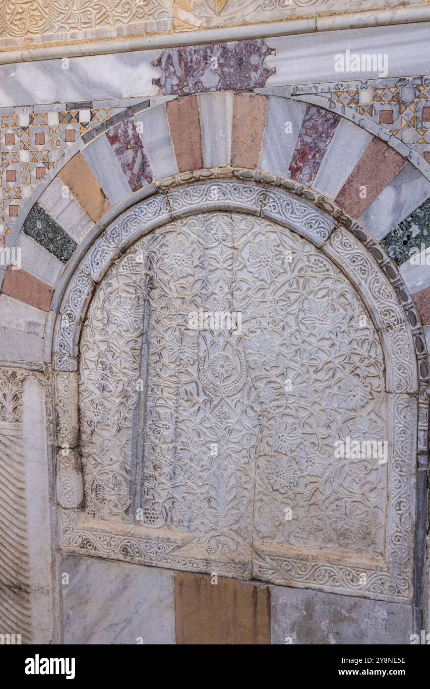 Detail der geschnitzten Marmorplatte in Iwan, Krankenhaus von nur al-DIN, Damaskus Stockfoto