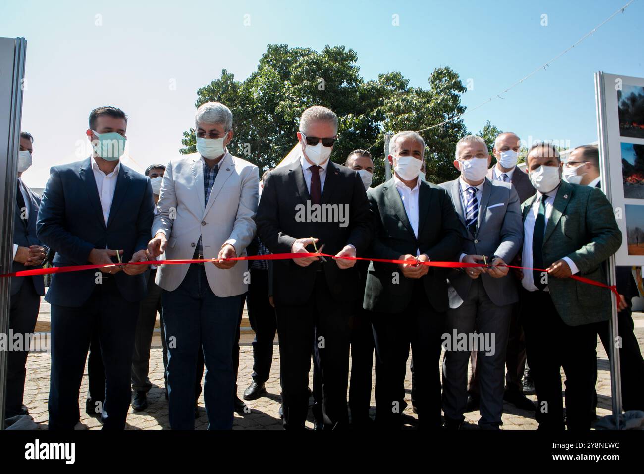 Gaziantep, Türkei. Juli 2021. Eine Fotoausstellung über den palästinensischen Widerstand wird auf dem Platz der Demokratie in Gaziantep vom Gouverneur von Gaziantep, Herrn Davut Gul, und anderen Beamten und Journalisten eröffnet. Die Ausstellung soll die Ungerechtigkeit der Palästinenser und ihre Widerstandsfähigkeit gegenüber der israelischen Besatzung, zu der auch Angriffe auf heilige Orte in Palästina gehören, anhand von Fotos von Journalisten der Anadolu-Agentur zeigen. Der Gouverneur betonte, dass die Türkei solidarisch mit den Palästinensern und mit allen unterdrückten Menschen in der Welt stehe. Auch Herr Gul Stockfoto