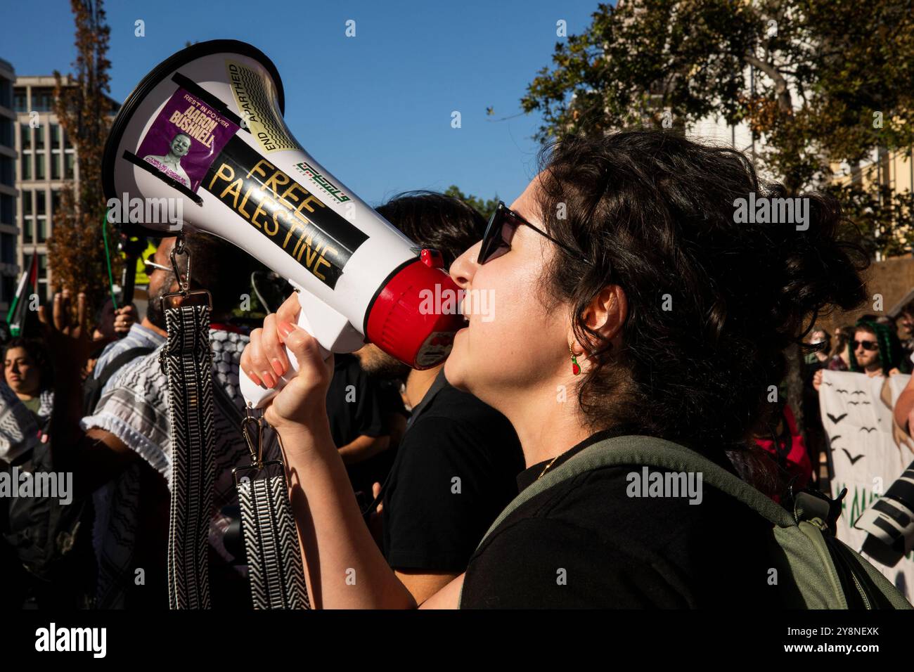 Eine Person singt während einer pro-palästinensischen Kundgebung im Rahmen eines internationalen Aktionstages in der Nähe des Weißen Hauses in Washington DC, USA am 5. Oktober 2024. Gegen 16:00 Uhr marschierten etwa 1.000 aus dem Lafayette Square auf die H Street NW an der Kreuzung der Black Lives Matter Plaza und blockierten die Straße. Einige hielten Banner mit der Aufschrift „FREIES PALÄSTINA“ und Schilder, die ein Waffenembargo gegen Israel verlangten, während andere palästinensische Flaggen schwenkten. Diese Demonstration ist Teil des Jahrestages der von der Hamas geführten Angriffe auf Israel vom 7. Oktober und des Beginns des verheerenden Krieges zwischen Israel und der Hamas. (Foto von Aashish Stockfoto