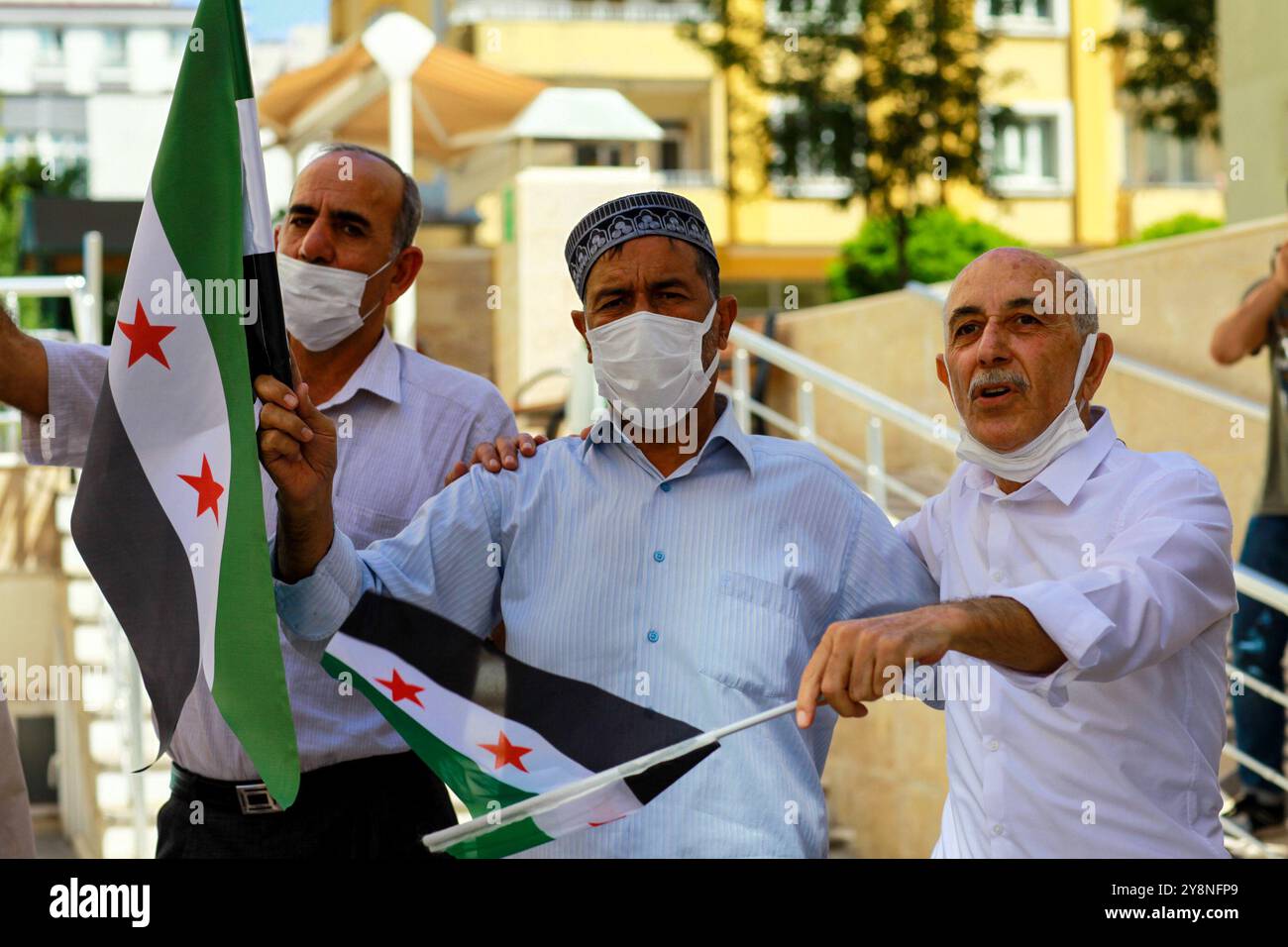 Gaziantep, Türkei. 26. Mai 2021. Dutzende Anhänger der syrischen Opposition organisieren einen Protest gegen die aktuellen Präsidentschaftswahlen in Syrien. Während der Veranstaltung standen Kinder der Teilnehmer in einer Schlange, um ihre Stimme für die Ablehnung in einem Karton mit Karikaturen des syrischen Präsidenten abzugeben. 12.000 Wahllokale wurden in ganz Syrien für die Präsidentschaftswahl eingerichtet, die zweite seit Beginn des Konflikts im Jahr 2011. Präsident Al-Assad tritt gegen Abdullah Salloum Abdullah, den ehemaligen Staatsminister für parlamentarische Angelegenheiten, und Mahmoud Ahmad Marei, den Chef der Nationalen Demokratischen Front, an Stockfoto