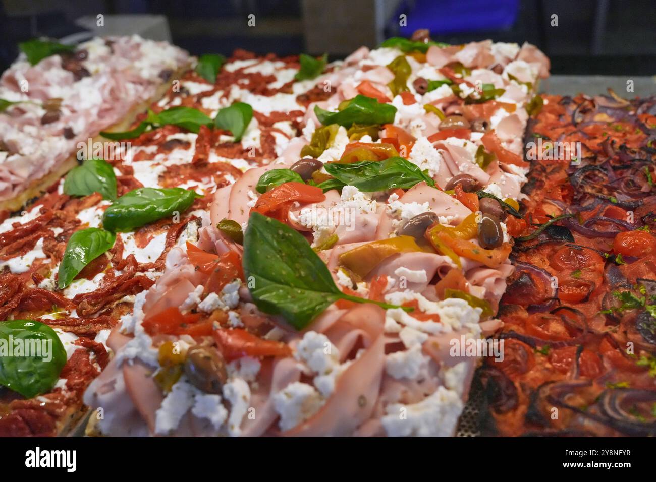 Mercato Centrale oder Central Market in der Via dell’ Ariento, Florenz, Italien. Lebensmittelhändler, Shopper, essen einige der frischesten Speisen in Florenz. Stockfoto