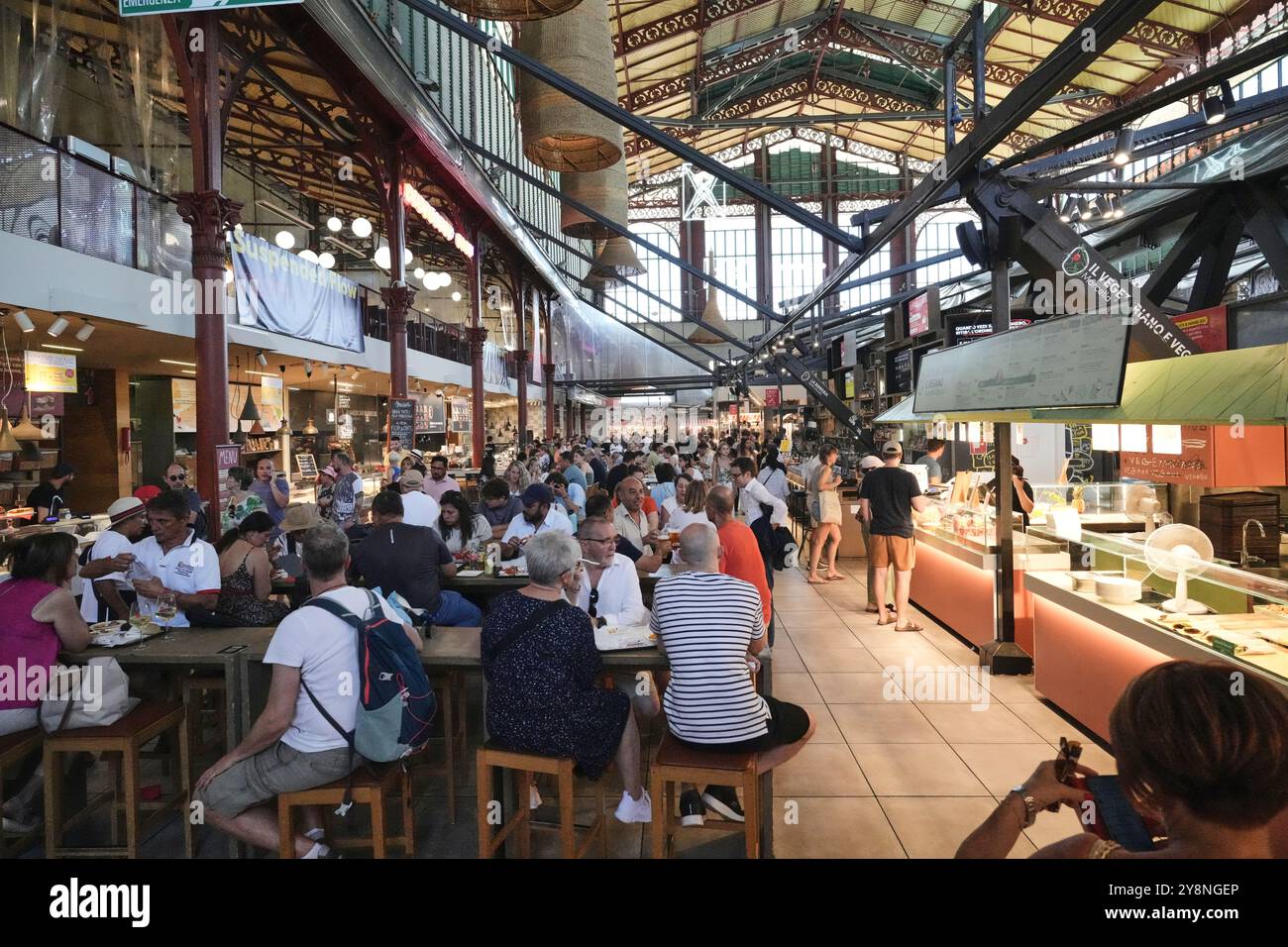 Mercato Centrale oder Central Market in der Via dell’ Ariento, Florenz, Italien. Lebensmittelhändler, Shopper, essen einige der frischesten Speisen in Florenz. Stockfoto