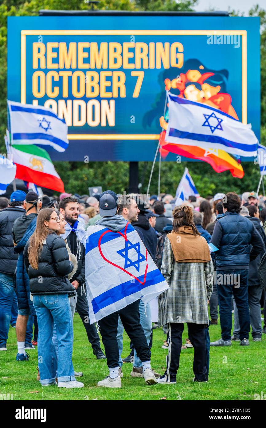 London, Großbritannien. Oktober 2024. Zum Gedenken an den 7. Oktober 2023, eine gemeinschaftliche Gedenkveranstaltung am Reformerbaum im Hyde Park, zum Gedenken an die Toten und Gefangenen des Hamas-Angriffs auf Israel. Organisiert vom Board of Deputies of British Jews, dem Jewish Leadership council und vielen anderen pro-jüdischen und pro-israelischen Gruppen. Guy Bell/Alamy Live News Stockfoto