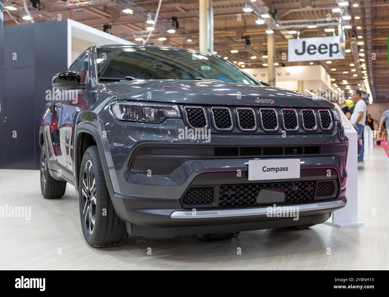 ATHEN, GRIECHENLAND - 5. OKTOBER 2024: Jeep Compass e-Hybrid auf der Auto Athina 2024 Motor Show. Stockfoto