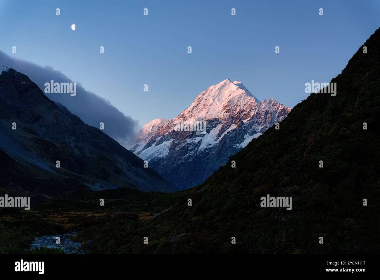Majestätischer Mount Cook mit einem Mond in blauem Himmel während der Abenddämmerung am Hooker Valley Track, Neuseeland Stockfoto