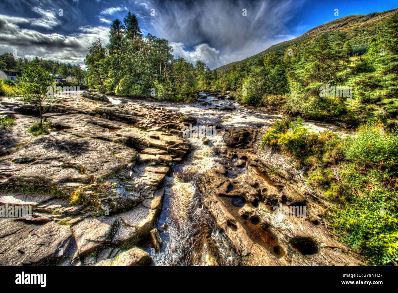 Dorf Killin, Schottland. Künstlerischer Blick auf den Fluss Dochart, der über die Dochart Falls fließt. Stockfoto