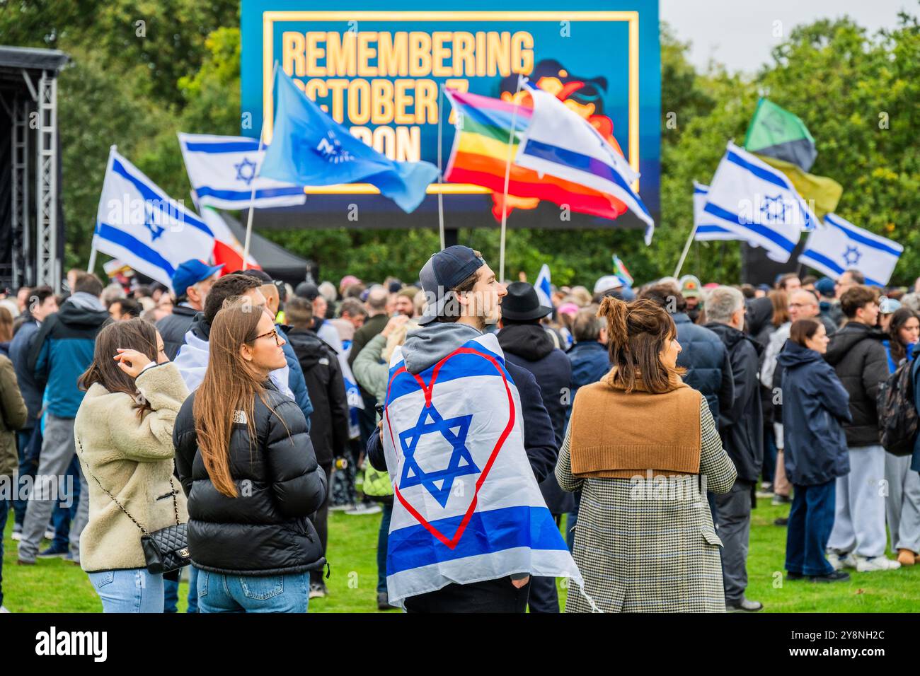 London, Großbritannien. Oktober 2024. Zum Gedenken an den 7. Oktober 2023, eine gemeinschaftliche Gedenkveranstaltung am Reformerbaum im Hyde Park, zum Gedenken an die Toten und Gefangenen des Hamas-Angriffs auf Israel. Organisiert vom Board of Deputies of British Jews, dem Jewish Leadership council und vielen anderen pro-jüdischen und pro-israelischen Gruppen. Guy Bell/Alamy Live News Stockfoto