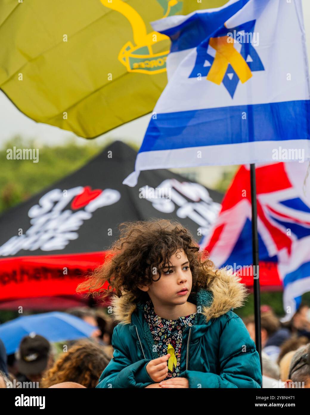 London, Großbritannien. Oktober 2024. Zum Gedenken an den 7. Oktober 2023, eine gemeinschaftliche Gedenkveranstaltung am Reformerbaum im Hyde Park, zum Gedenken an die Toten und Gefangenen des Hamas-Angriffs auf Israel. Organisiert vom Board of Deputies of British Jews, dem Jewish Leadership council und vielen anderen pro-jüdischen und pro-israelischen Gruppen. Guy Bell/Alamy Live News Stockfoto