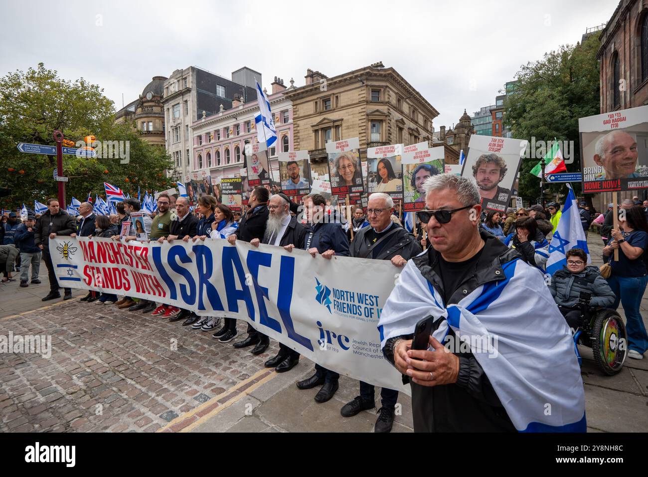 Manchester, Großbritannien. Oktober 2024. Manchester steht mit Israel march und Rally. Die Rallye begann am St. Ann's Square und führte dann durch das Stadtzentrum zum Petersplatz vor der Zentralbibliothek. Eine starke Polizeipräsenz mit bewaffneter Polizei und auch privater Sicherheitsfirma CST waren anwesend. Auf dem Petersplatz schwenkte eine einsame Frau eine Palestianflagge, die von einigen Mitgliedern der pro-israelischen Menschenmenge befragt wurde. Pro Israel März Manchester UK. Bild: Garyroberts/worldwidefeatures.com Credit: GaryRobertsphotography/Alamy Live News Stockfoto