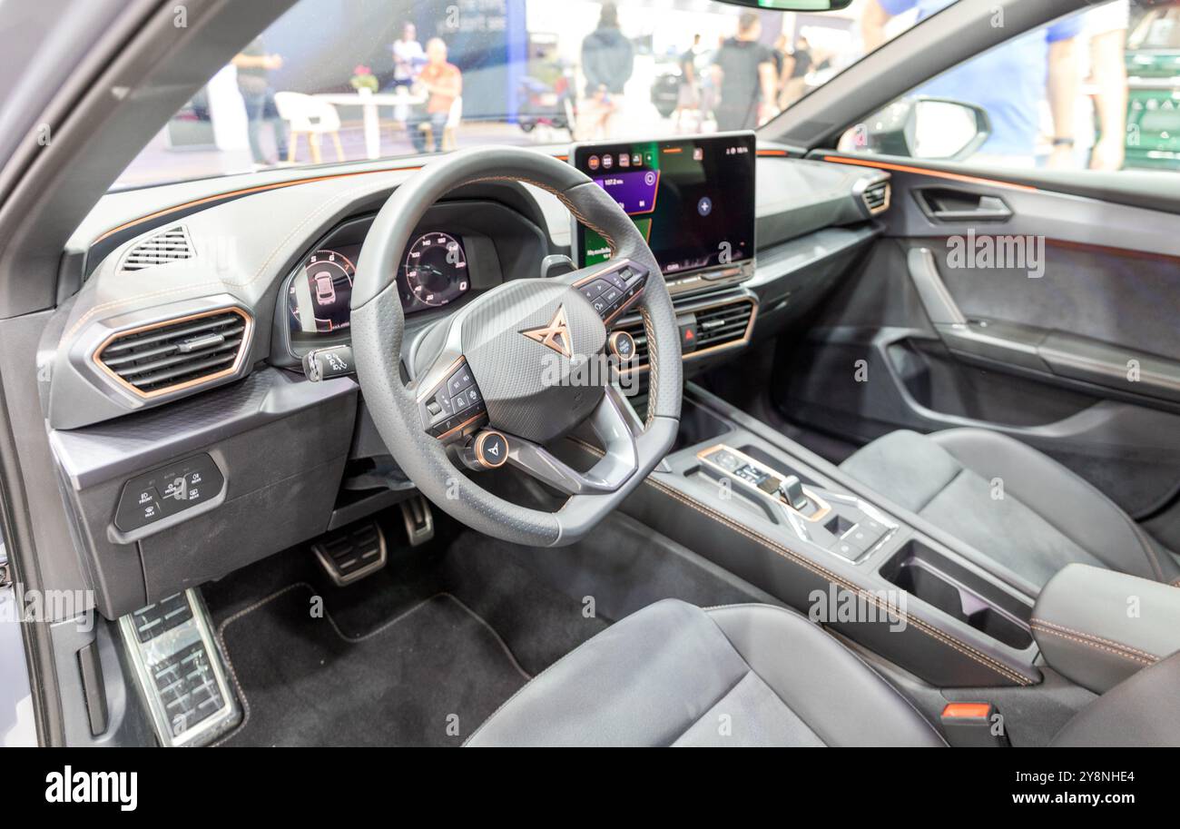 ATHEN, GRIECHENLAND - 5. OKTOBER 2024: Innenraum des Cupra Leon auf der Auto Athina 2024 Motor Show. Stockfoto