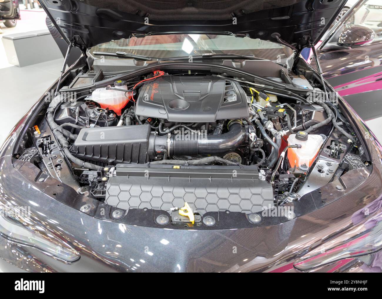 ATHEN, GRIECHENLAND - 5. OKTOBER 2024: Alfa Romeo Giulia 2.0L Turbo 280 PS Motor auf der Auto Athina 2024 Motor Show. Stockfoto