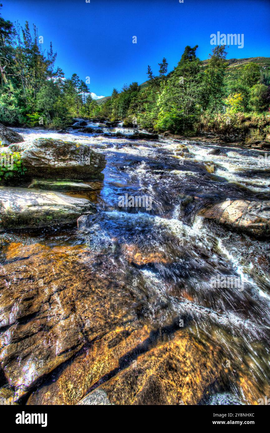 Dorf Killin, Schottland. Künstlerischer Blick auf den Fluss Dochart, der über die Dochart Falls fließt. Stockfoto