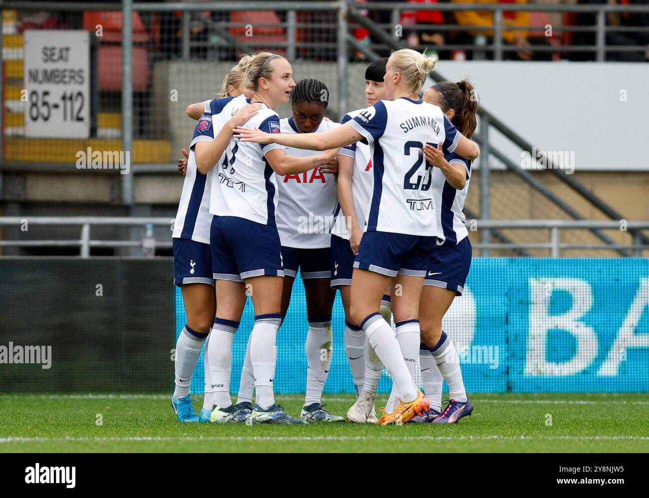 Tottenham Hotspur feiert das erste Tor ihrer Mannschaft im Spiel mit einem eigenen Tor von Liverpool Taylor Hinds (nicht gezeigt) während des Women's Super League Matches im Brisbane Road Stadium, London. Bilddatum: Sonntag, 6. Oktober 2024. Stockfoto