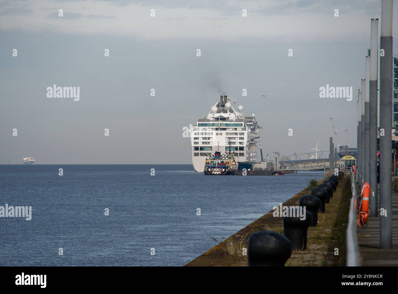 Großes Kreuzfahrtschiff legt in Pierhead, Liverpool, Großbritannien an Stockfoto