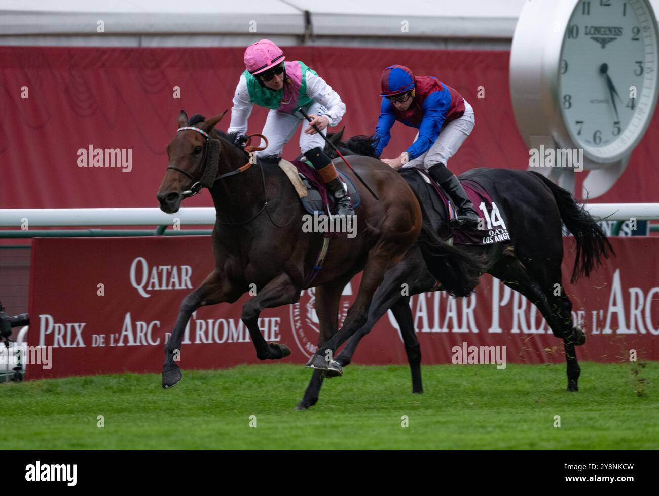 Paris, Frankreich. Sonntag, 6. Oktober 2024. Bluestocking und Rossa Ryan gewinnen den Qatar Prix de L’Arc de Triomphe Group 1 für Trainer Ralph Beckett und Besitzer Juddmonte. Credit JTW equine Images / Alamy Live News Stockfoto