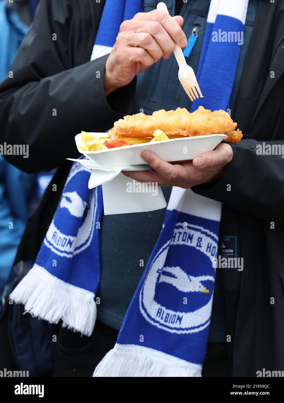 Brighton und Hove, Großbritannien. Oktober 2024. Ein Brighton-Fan isst Fish and Chips vor dem Spiel der Premier League im AMEX Stadium, Brighton und Hove. Der Bildnachweis sollte lauten: Paul Terry/Sportimage Credit: Sportimage Ltd/Alamy Live News Stockfoto