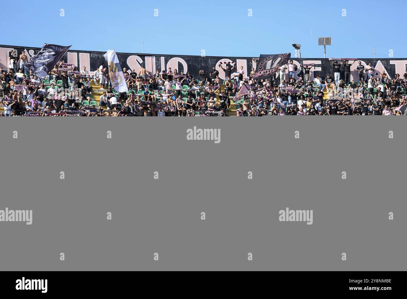 Palermo FC Fans beim Spiel Palermo FC gegen US Salernitana, italienisches Fußball-Spiel der Serie B in Palermo, Italien, 06. Oktober 2024 Stockfoto