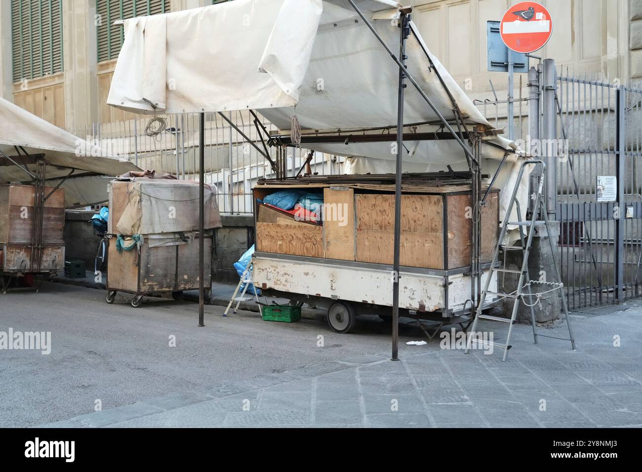 San Lorenzo Markt, geschlossene, leere Verkaufswagen im Freien an der Via dell’ Ariento, direkt vor dem Mercato Centrale, Florenz, Italien. Stockfoto