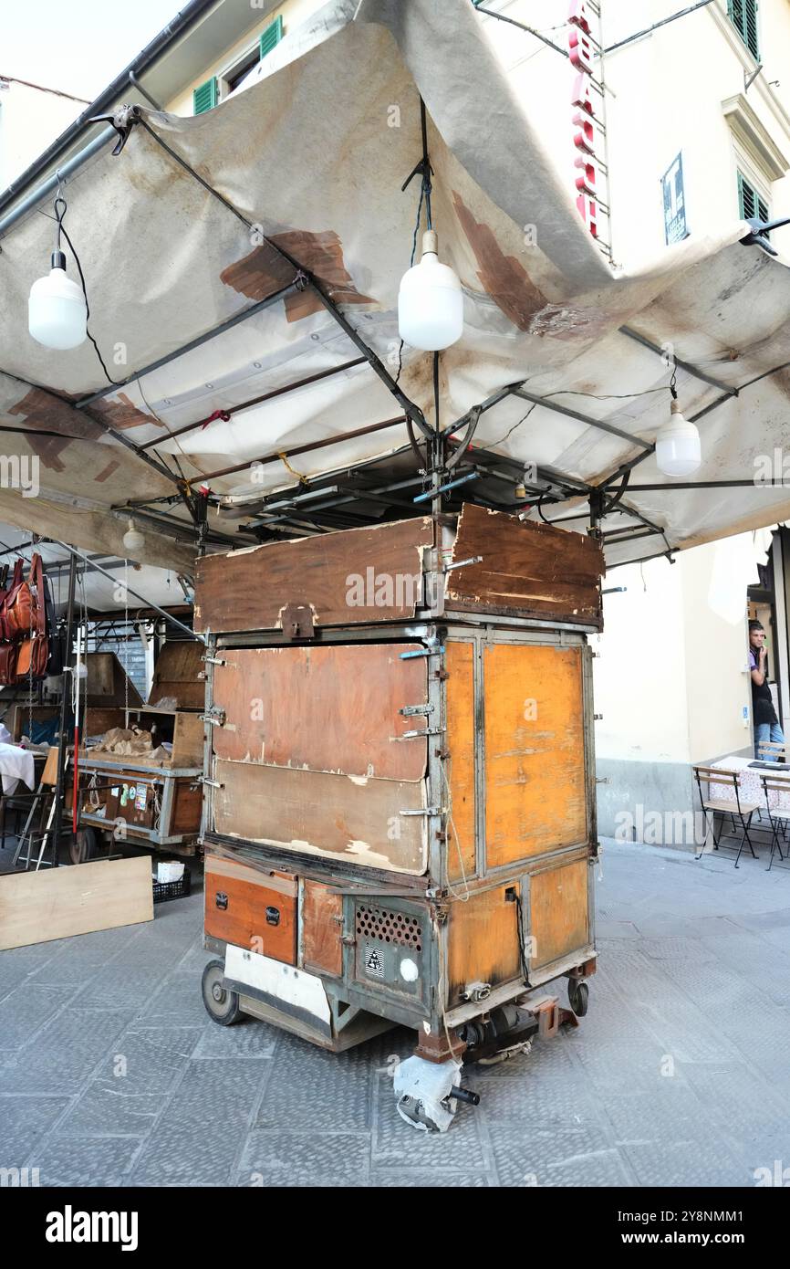 San Lorenzo Markt, geschlossene, leere Verkaufswagen im Freien an der Via dell’ Ariento, direkt vor dem Mercato Centrale, Florenz, Italien. Stockfoto