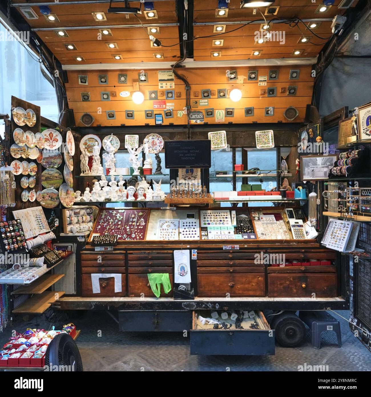Verkaufswagen auf dem Markt San Lorenzo befinden sich im Freien an der Via dell’ Ariento, direkt vor dem Mercato Centrale, Florenz, Italien. Stockfoto