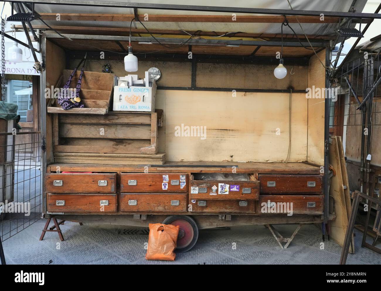 San Lorenzo Markt, geschlossene, leere Verkaufswagen im Freien an der Via dell’ Ariento, direkt vor dem Mercato Centrale, Florenz, Italien. Stockfoto