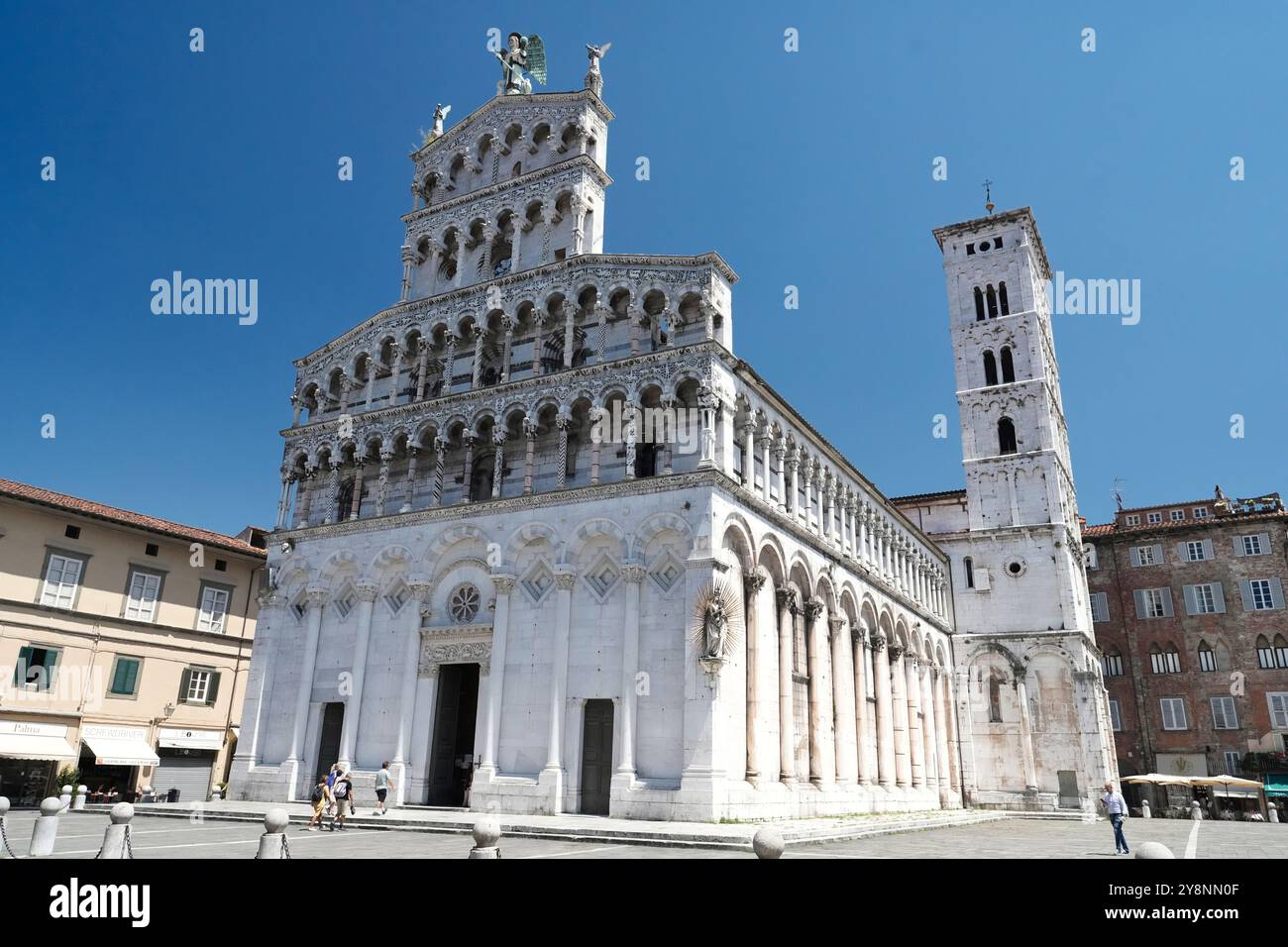 San Michele in Foro in Lucca, Toskana, Italien – ein muss für historische Sehenswürdigkeiten mit einer berühmten pisanischen romanischen Fassade. Stockfoto
