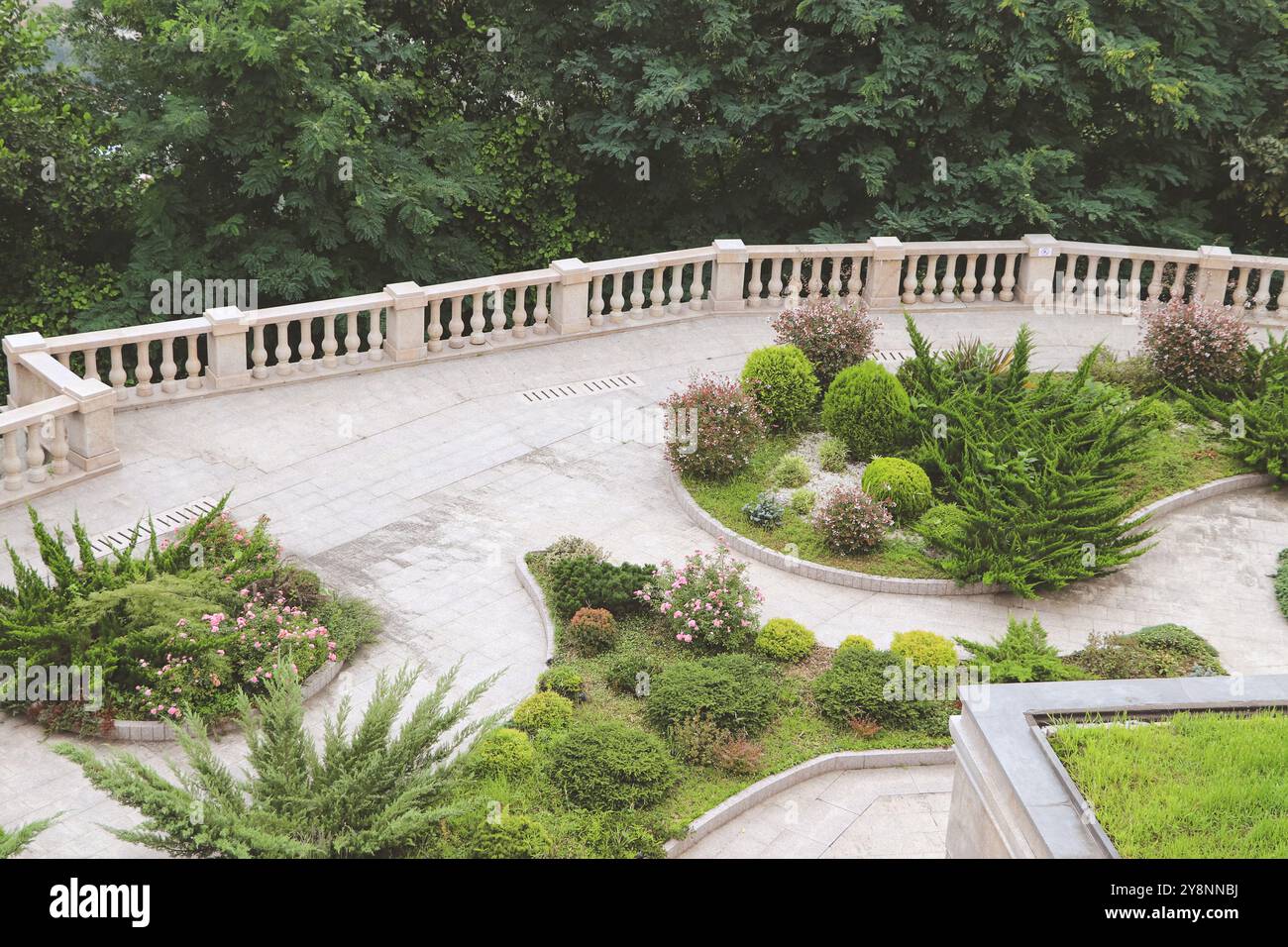 Querformat Draufsicht. Park mit Blumenbeeten und Wegen. Stockfoto