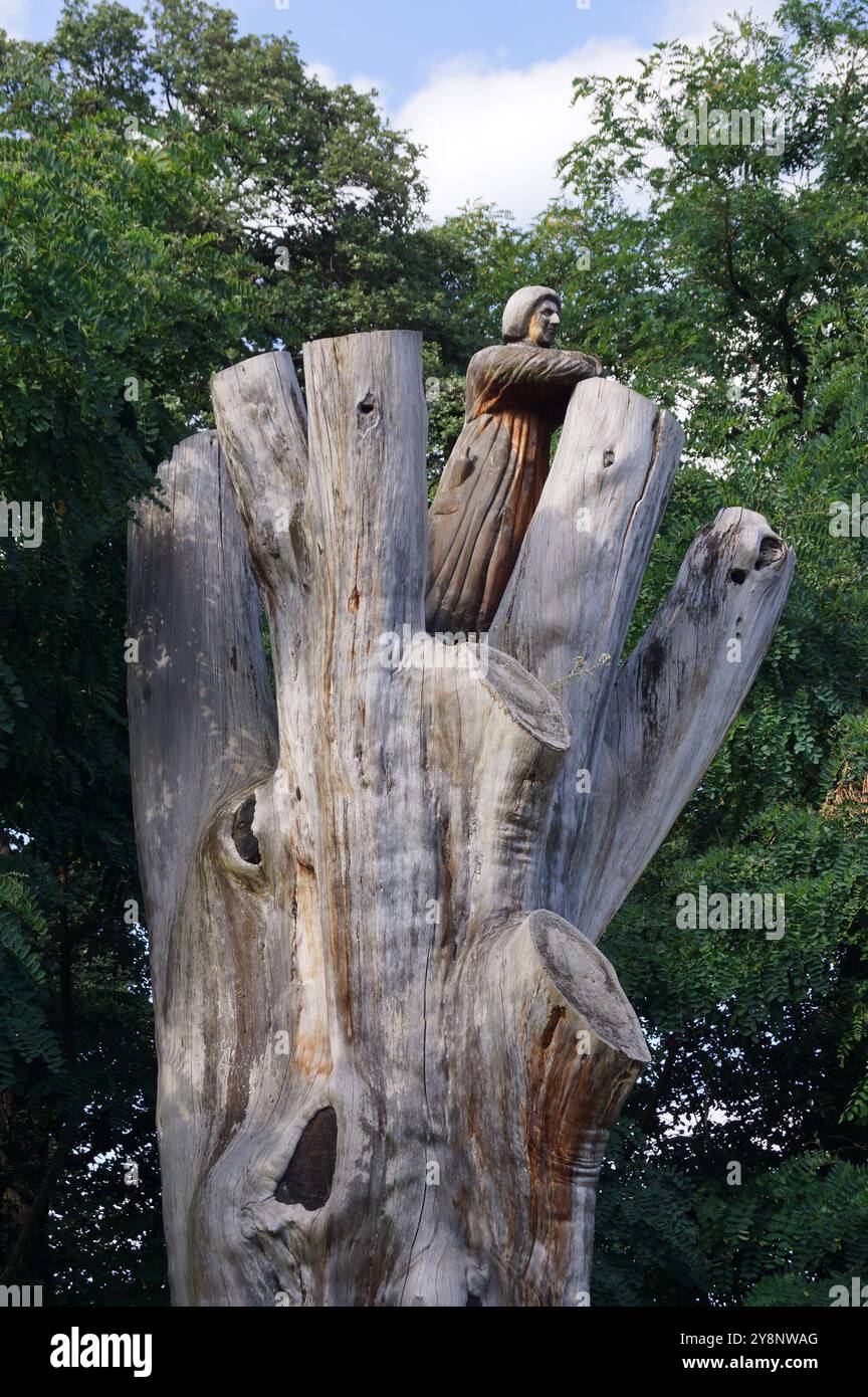London, Großbritannien: Holzschnitzerei von Bischof Porteus auf einem Baum in den Gärten des Fulham Palace Stockfoto