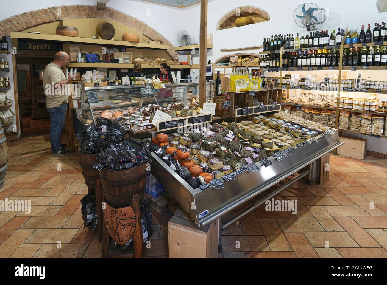 Pecorino Cheese Shop in Pienza, Italien. Schöne Räder mit gereiften, aromatisierten Pecorino-Käsesorten. Stockfoto