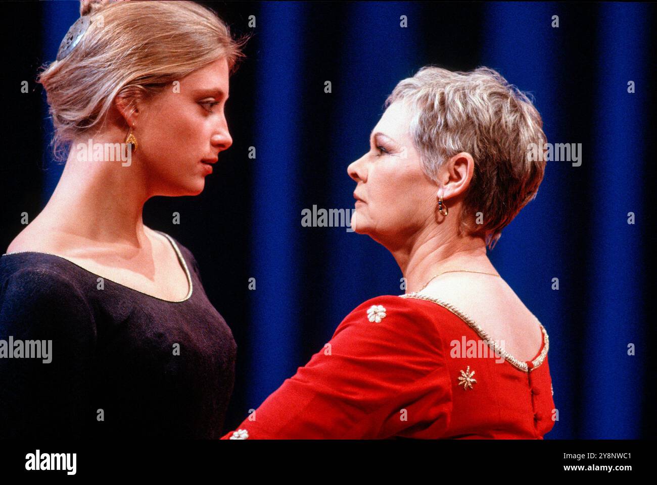 l-r: Susannah Harker (Virgilia), Judi Dench (Volumnia) in CORIOLANUS von Shakespeare im Chichester Festival Theatre, Chichester, West Sussex, England 13/05/1992 Design: Bunny Christie Beleuchtung: Ben Ormerod Regisseur: Tim Supple Stockfoto