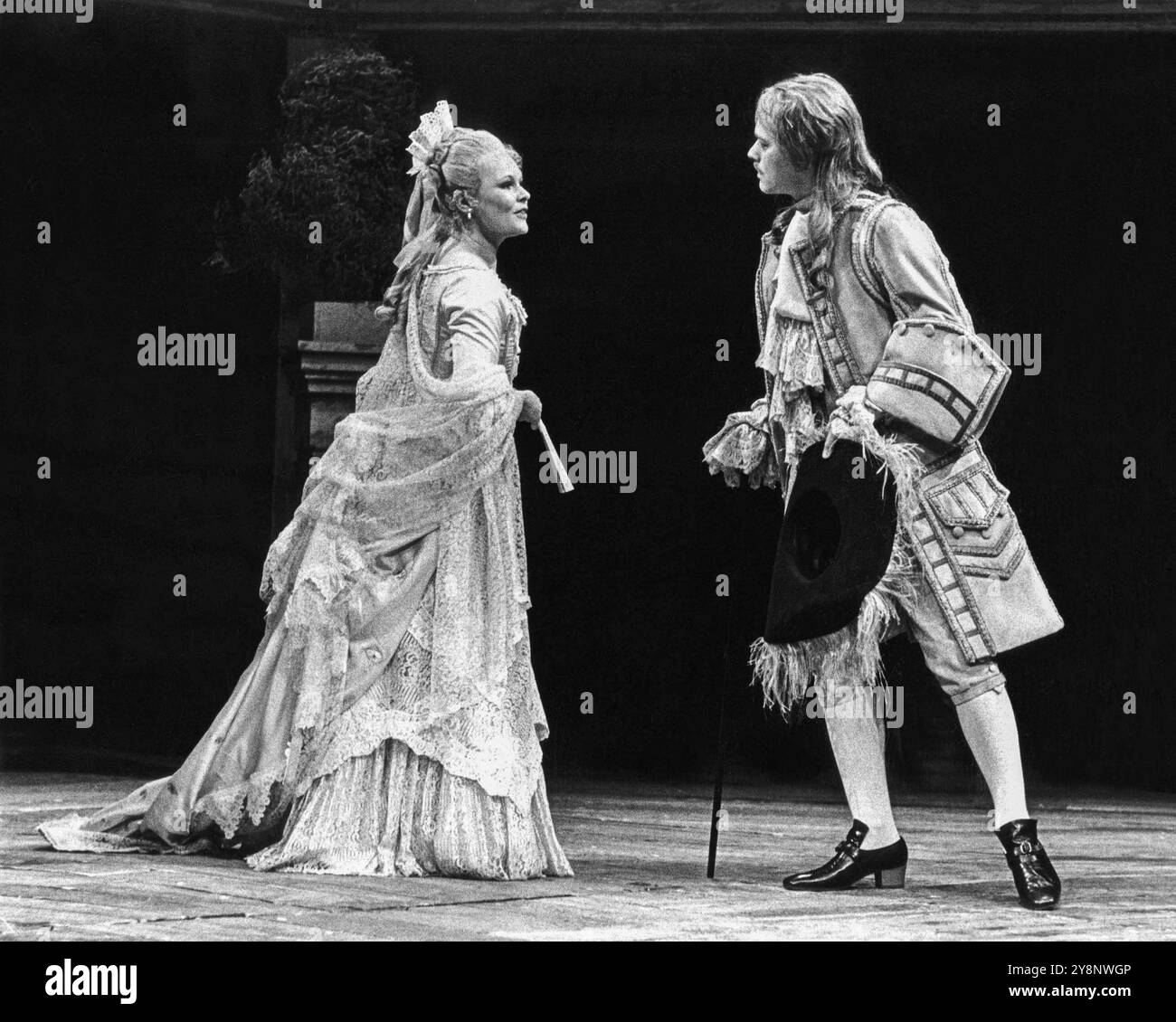 Judi Dench (Millamant), Michael Pennington (Mirabell) in THE WAY OF THE WORLD von William Congreve bei der Royal Shakespeare Company (RSC), Aldwych Theatre, London 1978 Design: Maria Bjornson Regisseur: John Barton Stockfoto