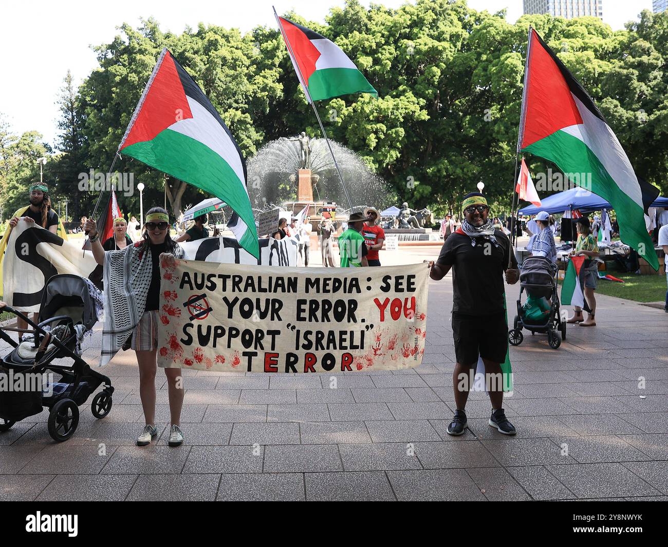 Sydney, Australien. Oktober 2024. Die Demonstranten äußern ihren Widerspruch mit den Mainstream-Medien, die es versäumen, Wissen über die humanitäre Krise in Palästina und im Libanon zu teilen und zu verbreiten. Die Demonstranten halten während der Demonstration ein Banner und Fahnen. Tausende Demonstranten marschierten durch die Straßen der Stadt, um gegen den Krieg im Nahen Osten zu protestieren, da der Jahrestag des 7. Oktober näher rückt. (Foto: Arif Karim/SOPA Images/SIPA USA) Credit: SIPA USA/Alamy Live News Stockfoto