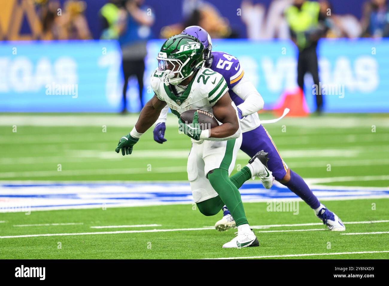 Breece Hall of the New York Jets bringt den Ball während des Spiels New York Jets gegen Minnesota Vikings in Woche 5 im Tottenham Hotspur Stadium, London, Großbritannien, 6. Oktober 2024 (Foto: Craig Thomas/News Images) Stockfoto