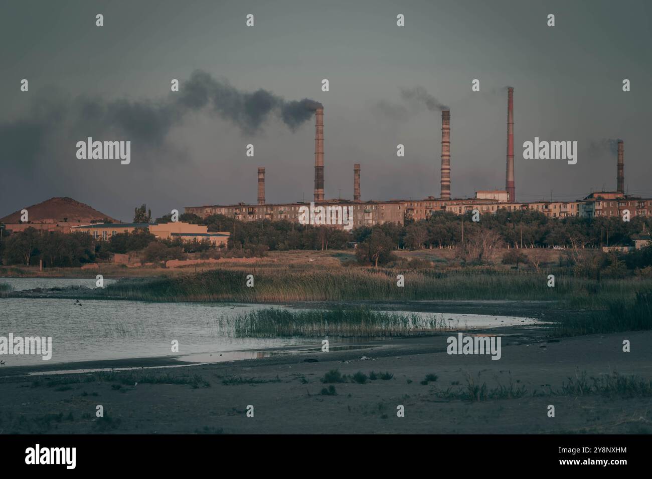 Die Energiekonzene an der Küste des Balchash Sees in Kasachstan, dem größten See Zentralasiens. Stockfoto