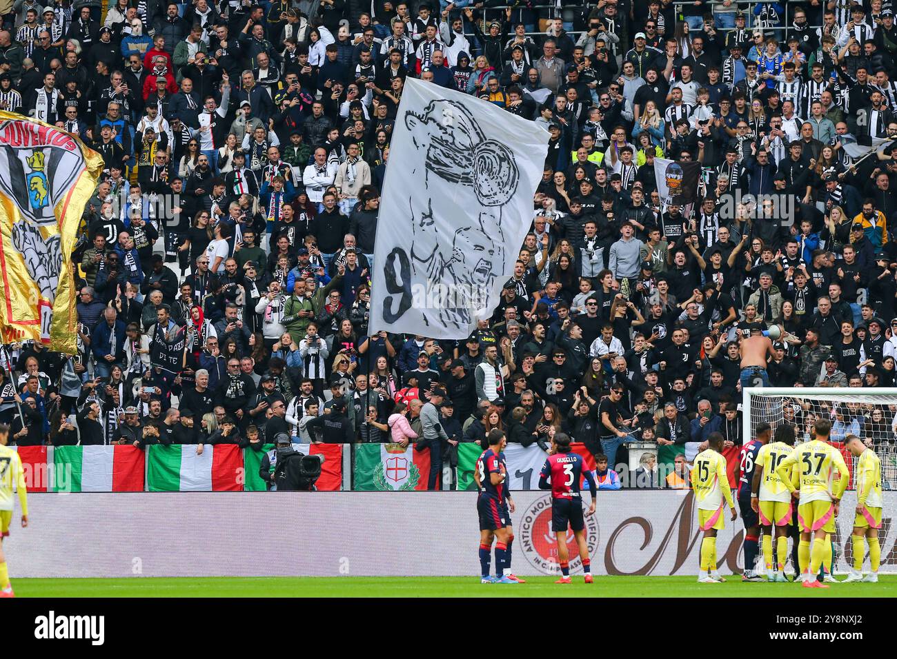 Juventus Fans schwingen eine Flagge und loben Gianluca Vialli während des Spiels zwischen Juventus FC und Cagliari Calcio am 06. Oktober 2024 im Allianz Stadium in Stockfoto