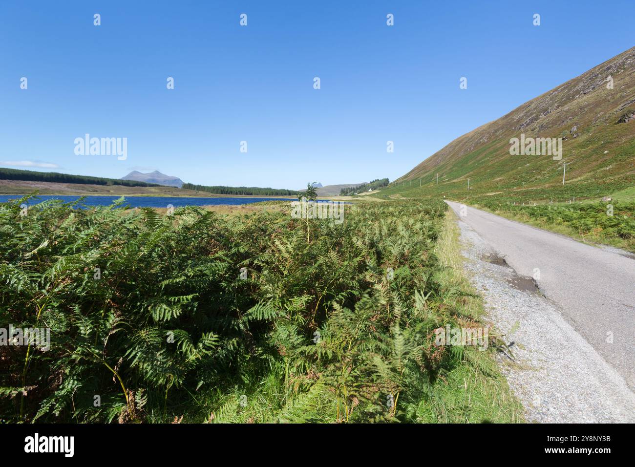 Loch Craggie, Schottland. Malerischer Blick auf die einspurige A837, mit Loch Craggie auf der linken Seite des Bildes. Stockfoto
