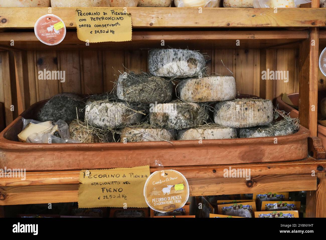 Pecorino Cheese Shop in Pienza, Italien. Schöne Räder mit gereiften, aromatisierten Pecorino-Käsesorten. Stockfoto