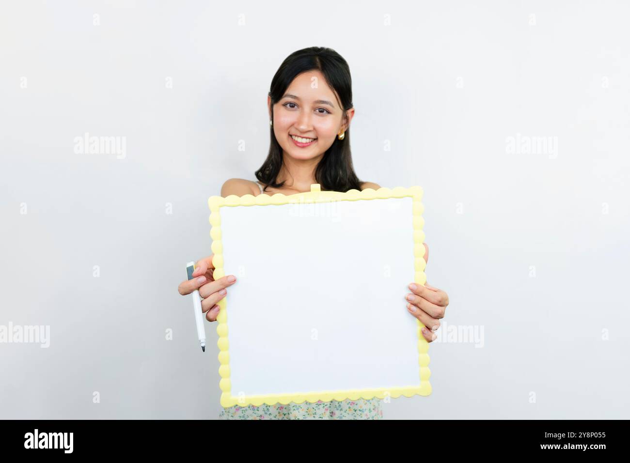 Junger asiatischer Tutorlehrer mit einem Whiteboard-Unterricht. Leeres Whiteboard für englische Sprache Stockfoto