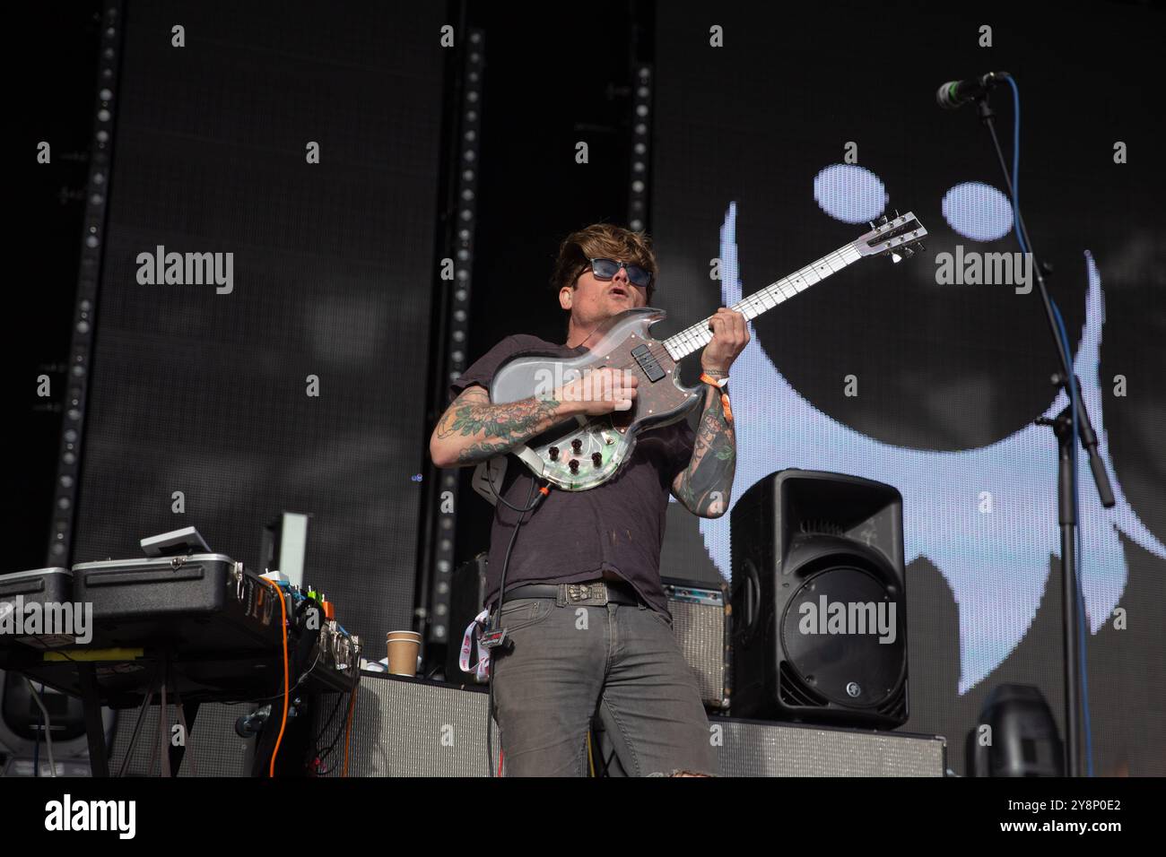 Gitarrist und Sänger John Dwyer von der Band Oh Sees, Osees, Thee Oh Sees, auf der Bühne eines Festivals im Mai 2019 in Großbritannien Stockfoto