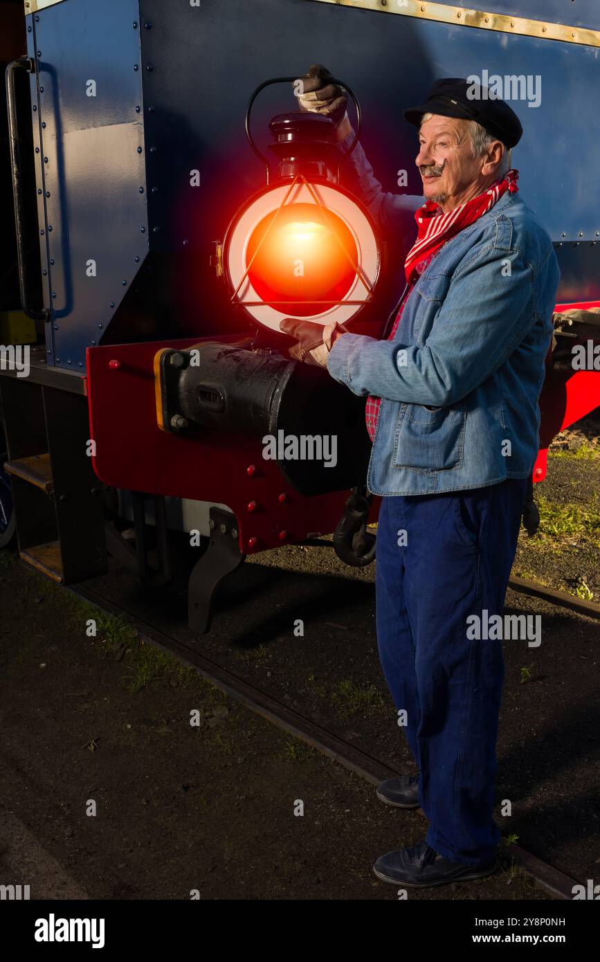 Nachstellung von Szenen eines alten Arbeiters oder Schlossers in einer authentischen 1922-Lokomotive mit restauriertem Motor Stockfoto