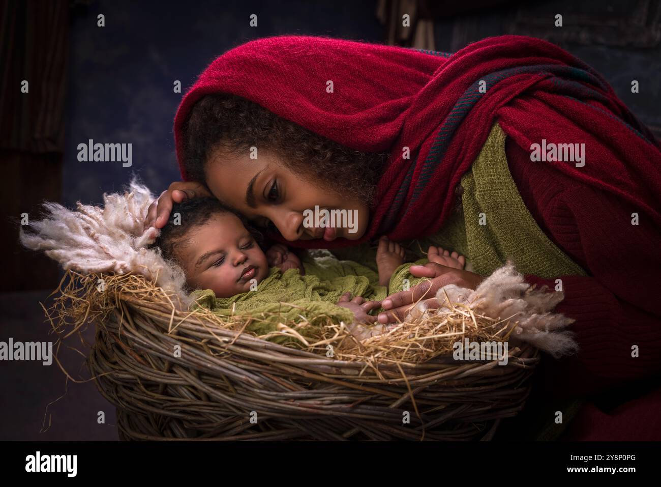 Live-Nachstellung der Weihnachtskrippe in einer afrikanischen Version mit äthiopischer Jungfrau Maria und einer schwarzen Babypuppe Stockfoto