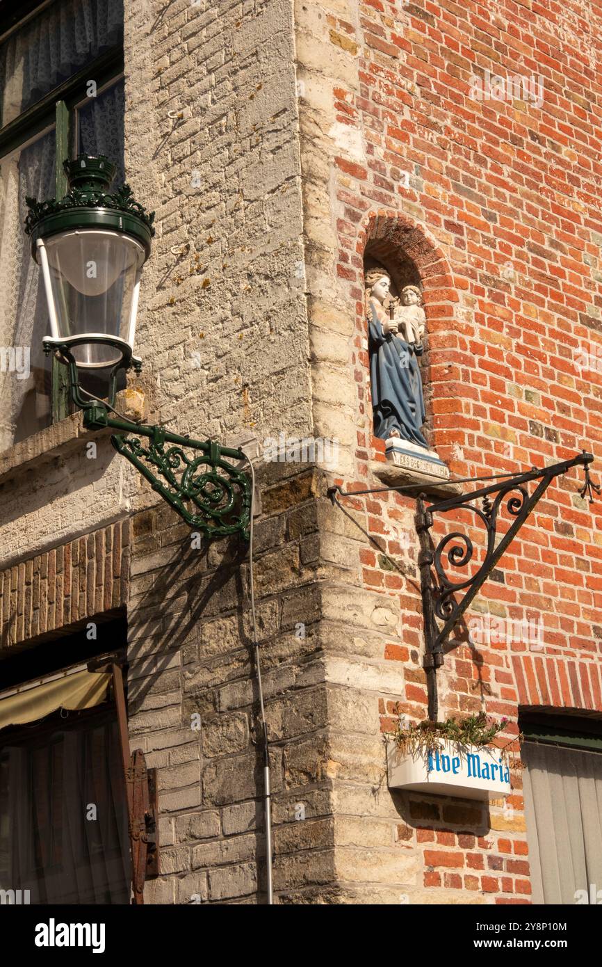 Belgien, Flandern, Brügge, Azelstraat, katholische marienstatue und Ave Maria an der Hausecke Stockfoto