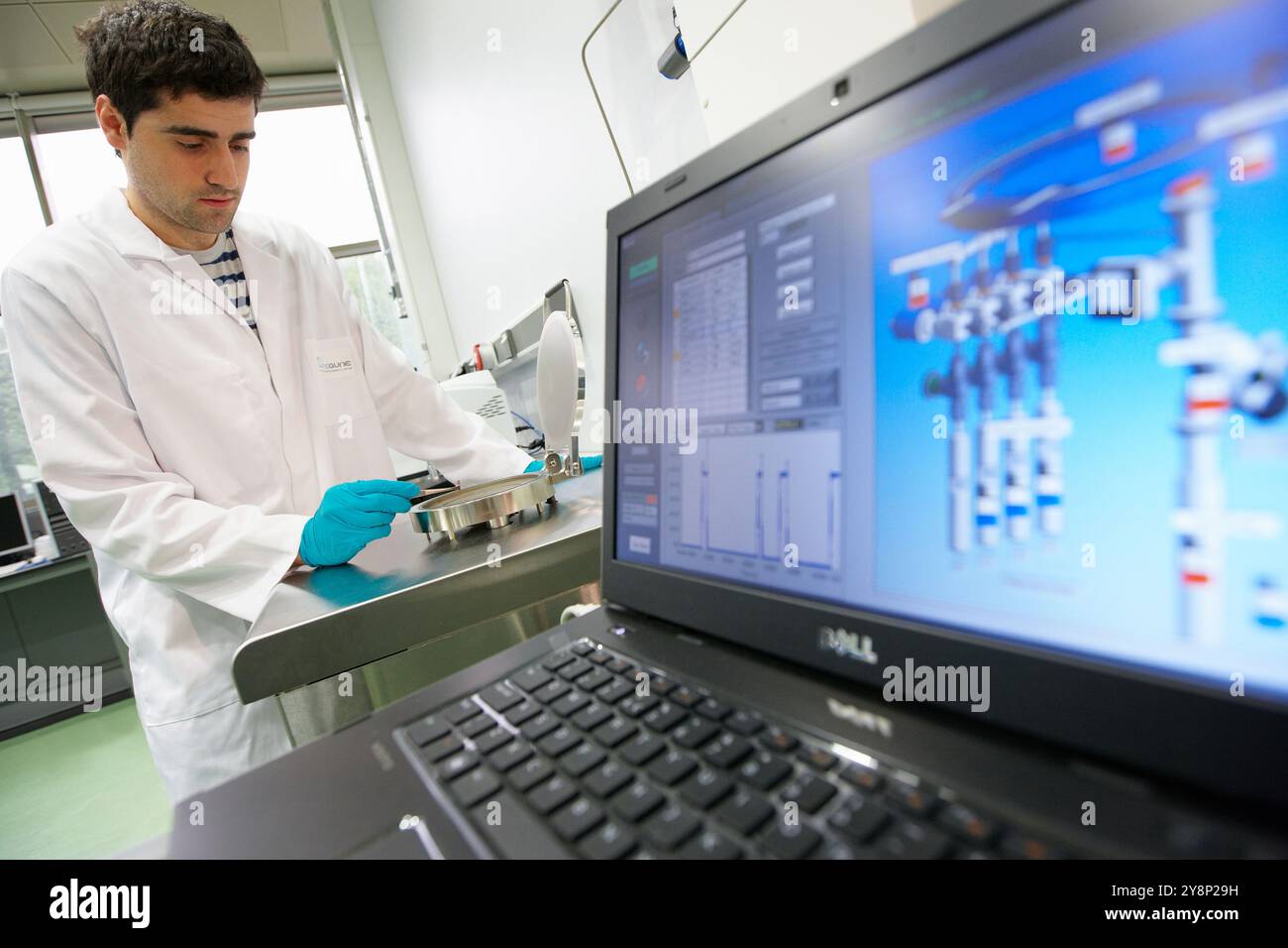 Nanowerkstoffgruppe Dünnschichtbeschichtungen zur Funktionalisierung von Werkstoffen für Korrosionsschutz, flexible Elektronik, Sensorik oder Energieanwendungen mit Atomic Layer Deposition ALD Techniques Cambridge NanoTech Savannah S100 Nanomaterials Labor CIC nanoGUNE, Nano Science Cooperative Research Center, San Sebastian, Gipuzkoa, Euskadi, Spanien. Stockfoto