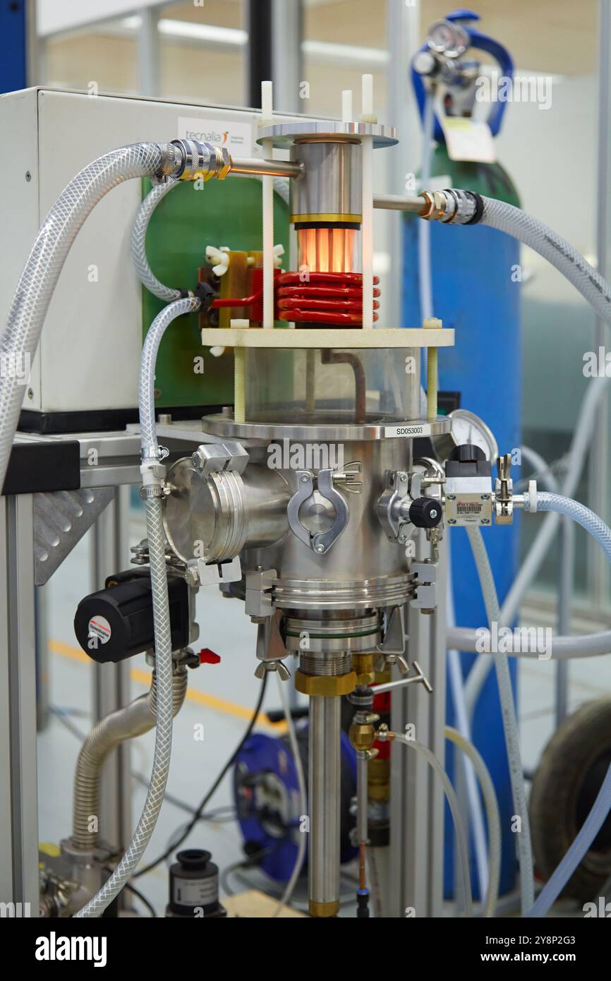 Vakuum-Levitation-Ausrüstung, unterstützt durch einen Induktionsofen, umfasst die Vakuum-Levitation-Ausrüstung 100-1000 g einen Tiegel, in Cu hergestellte und mit Wasser gekühlte Spule und Form dieses Vakuumsystem ist mit Argon gefüllt und verfügt über eine Gießereischwebeneinrichtung im Tiegel. seine Eigenschaften ermöglichen es, jede Kontaminationsquelle zu vermeiden die Stahlbauausrüstung wird in den Bereichen Nanotechnologien eingesetzt Industrie, Tecnalia Forschung und Innovation, Technologie- und Forschungszentrum, Technologiepark Zamudio, Derio, Bizkaia, Baskenland, Spanien. Stockfoto