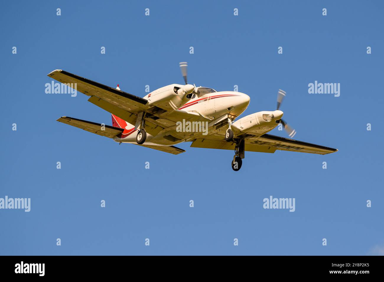 Ein Piper PA-31 Navajo auf der Landebahn 15, Birmingham International Airport (BHX), Birmingham, England Stockfoto